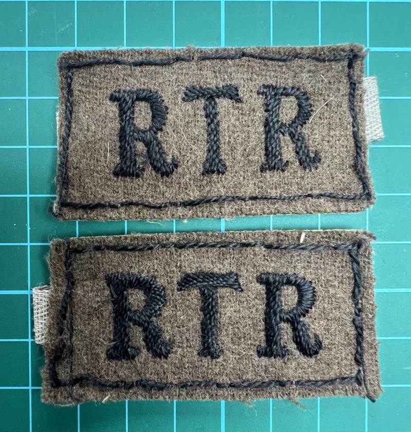 WW2 Pair Royal Tank Regiment Slip on Shoulder Titles