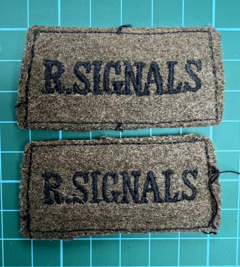 WW2 Pair Royal Signals Slip on Shoulder Titles